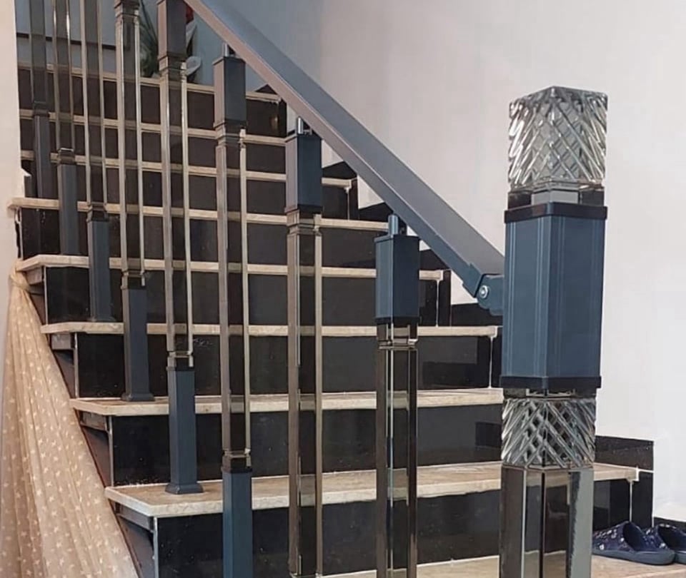 pleksi merdiven korkuluk, şeffaf merdiven korkuluğu, pleksi korkuluk modelleri, modern merdiven korkuluğu, pleksi merdiven küpeşte, cam görünümlü korkuluk, lüks merdiven korkuluğu, iç mekan pleksi korkuluk, merdiven korkuluk fiyatları, özel tasarım pleksi korkuluk