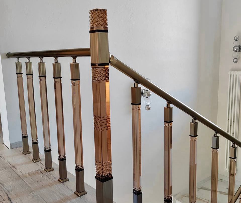 pleksi merdiven korkuluk, şeffaf merdiven korkuluğu, pleksi korkuluk modelleri, modern merdiven korkuluğu, pleksi merdiven küpeşte, cam görünümlü korkuluk, lüks merdiven korkuluğu, iç mekan pleksi korkuluk, merdiven korkuluk fiyatları, özel tasarım pleksi korkuluk