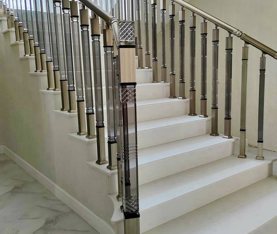 pleksi merdiven korkuluk, şeffaf merdiven korkuluğu, pleksi korkuluk modelleri, modern merdiven korkuluğu, pleksi merdiven küpeşte, cam görünümlü korkuluk, lüks merdiven korkuluğu, iç mekan pleksi korkuluk, merdiven korkuluk fiyatları, özel tasarım pleksi korkuluk