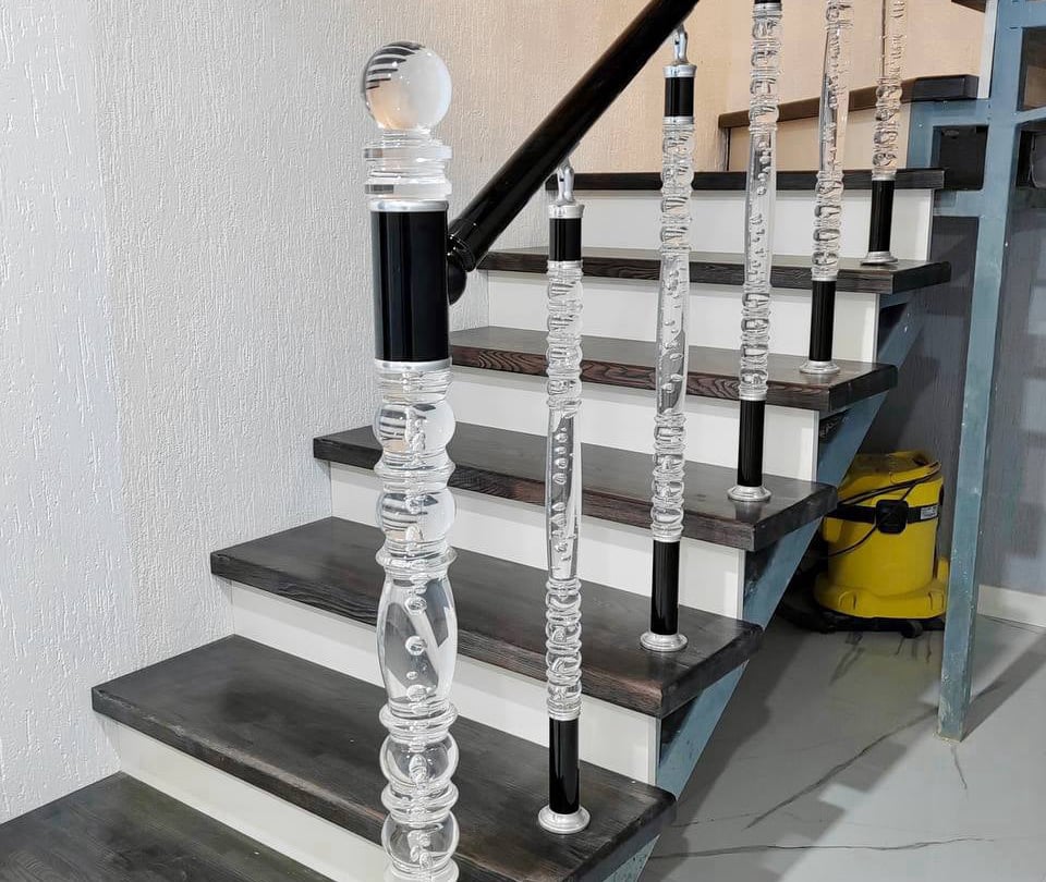 pleksi merdiven korkuluk, şeffaf merdiven korkuluğu, pleksi korkuluk modelleri, modern merdiven korkuluğu, pleksi merdiven küpeşte, cam görünümlü korkuluk, lüks merdiven korkuluğu, iç mekan pleksi korkuluk, merdiven korkuluk fiyatları, özel tasarım pleksi korkuluk