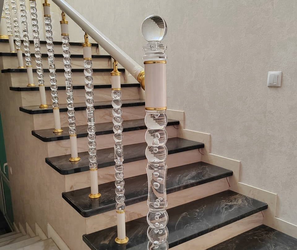 pleksi merdiven korkuluk, şeffaf merdiven korkuluğu, pleksi korkuluk modelleri, modern merdiven korkuluğu, pleksi merdiven küpeşte, cam görünümlü korkuluk, lüks merdiven korkuluğu, iç mekan pleksi korkuluk, merdiven korkuluk fiyatları, özel tasarım pleksi korkuluk