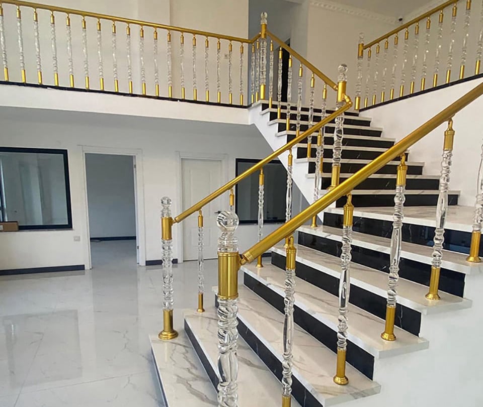 pleksi merdiven korkuluk, şeffaf merdiven korkuluğu, pleksi korkuluk modelleri, modern merdiven korkuluğu, pleksi merdiven küpeşte, cam görünümlü korkuluk, lüks merdiven korkuluğu, iç mekan pleksi korkuluk, merdiven korkuluk fiyatları, özel tasarım pleksi korkuluk