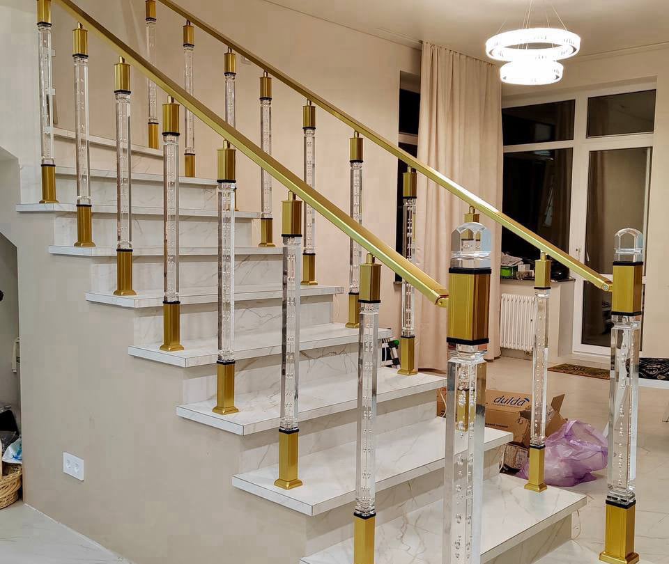 pleksi merdiven korkuluk, şeffaf merdiven korkuluğu, pleksi korkuluk modelleri, modern merdiven korkuluğu, pleksi merdiven küpeşte, cam görünümlü korkuluk, lüks merdiven korkuluğu, iç mekan pleksi korkuluk, merdiven korkuluk fiyatları, özel tasarım pleksi korkuluk