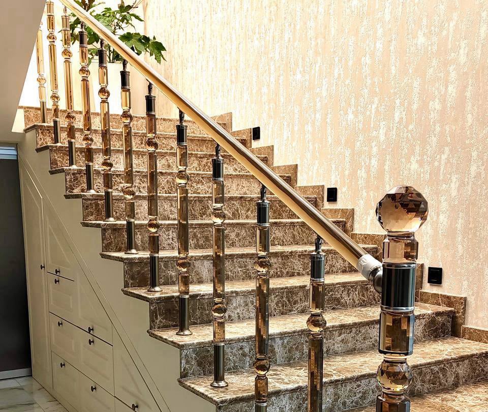 pleksi merdiven korkuluk, şeffaf merdiven korkuluğu, pleksi korkuluk modelleri, modern merdiven korkuluğu, pleksi merdiven küpeşte, cam görünümlü korkuluk, lüks merdiven korkuluğu, iç mekan pleksi korkuluk, merdiven korkuluk fiyatları, özel tasarım pleksi korkuluk