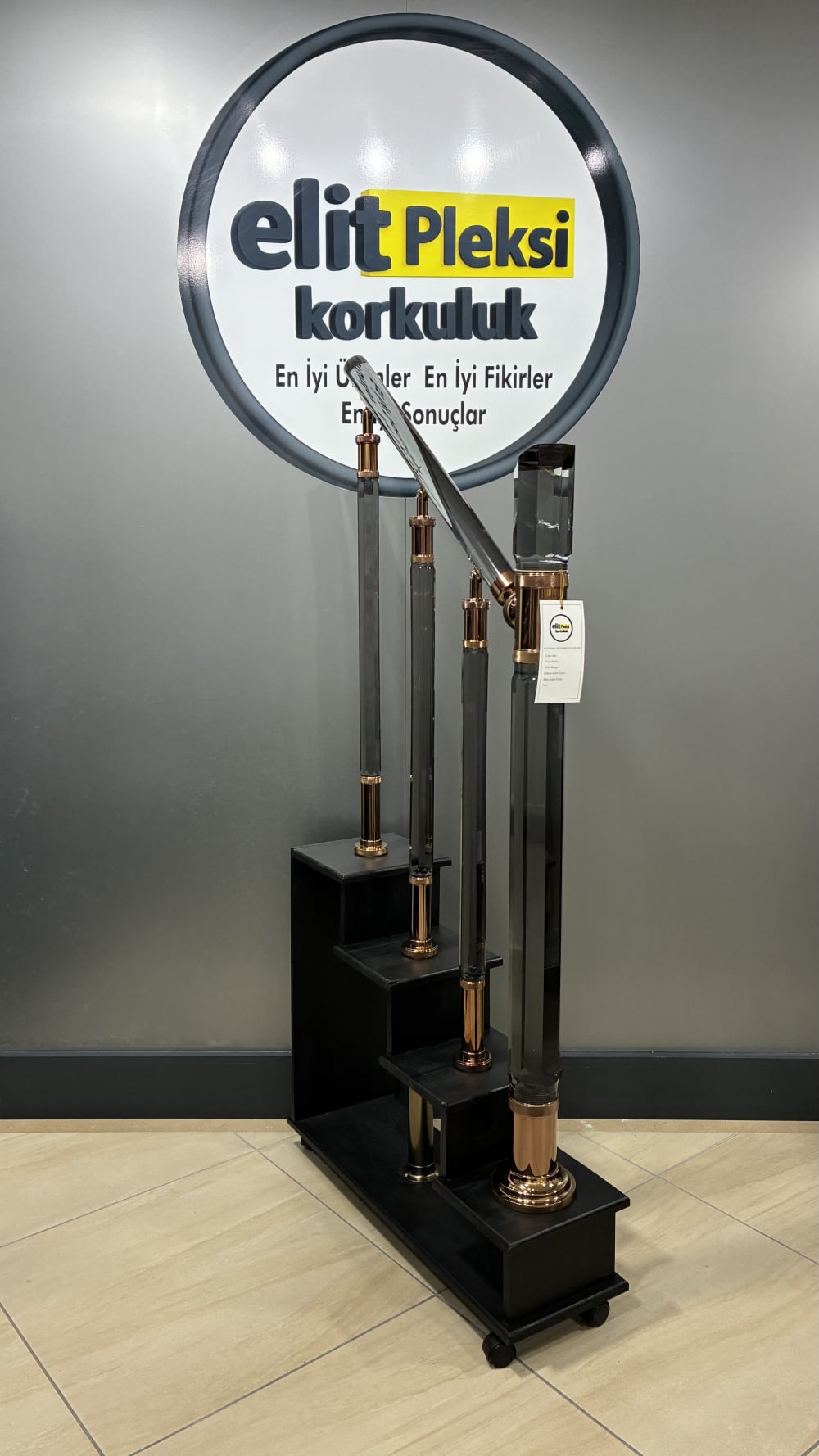 pleksi korkuluk, pleksi dikme, şeffaf küpeşte, kristal korkuluk, pleksi trabzan, merdiven korkuluğu, pleksi baba, ışıklı korkuluk, akrilik korkuluk, pleksi modelleri, lüks korkuluk, modern dikme, pleksi küpeşte, şeffaf trabzan, hava kabarcıklı dikme, pleksi fiyatları, pleksi montaj, merdiven dikmesi, dekoratif korkuluk, pleksi tasarım