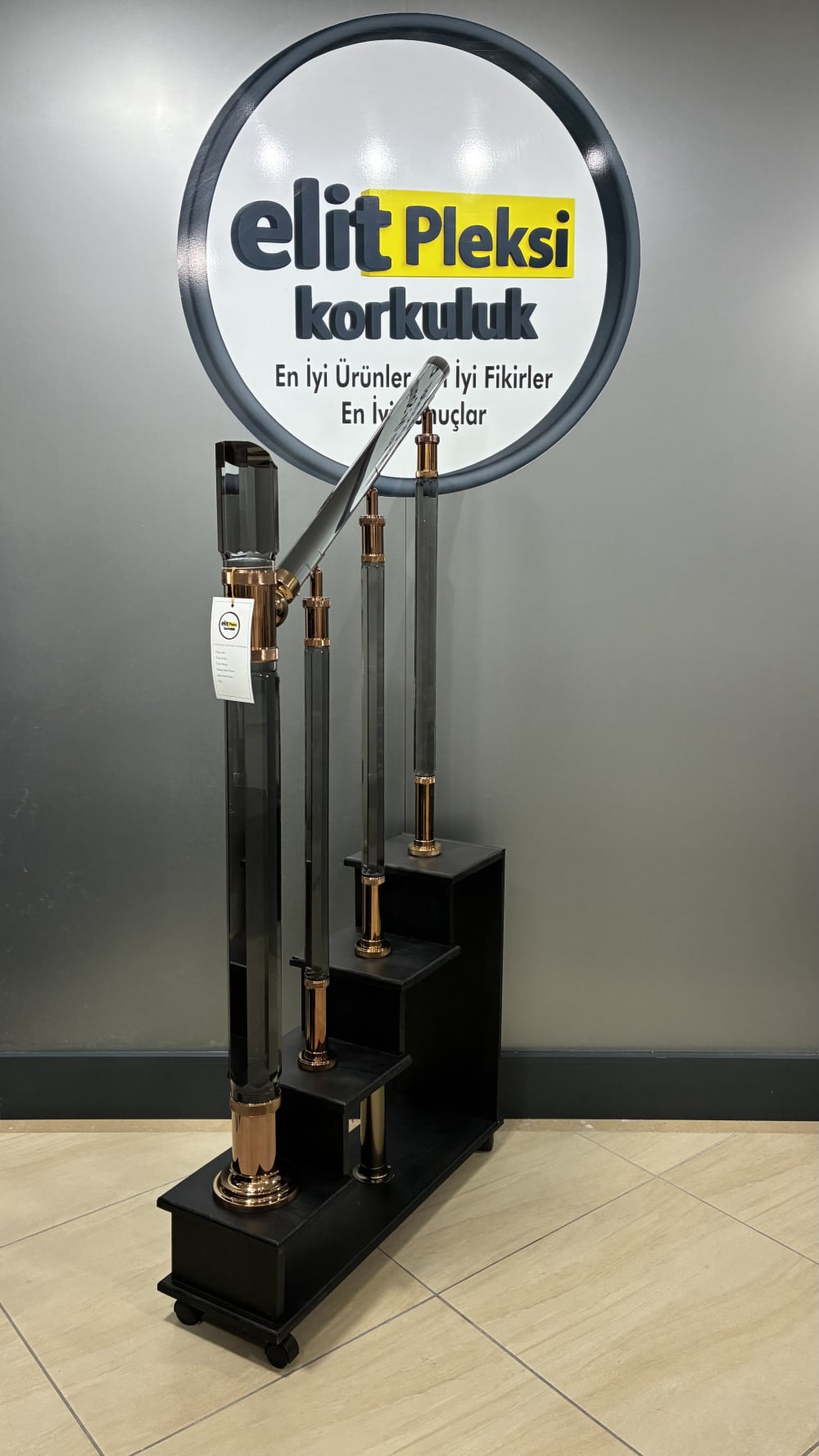 pleksi korkuluk, pleksi dikme, şeffaf küpeşte, kristal korkuluk, pleksi trabzan, merdiven korkuluğu, pleksi baba, ışıklı korkuluk, akrilik korkuluk, pleksi modelleri, lüks korkuluk, modern dikme, pleksi küpeşte, şeffaf trabzan, hava kabarcıklı dikme, pleksi fiyatları, pleksi montaj, merdiven dikmesi, dekoratif korkuluk, pleksi tasarım