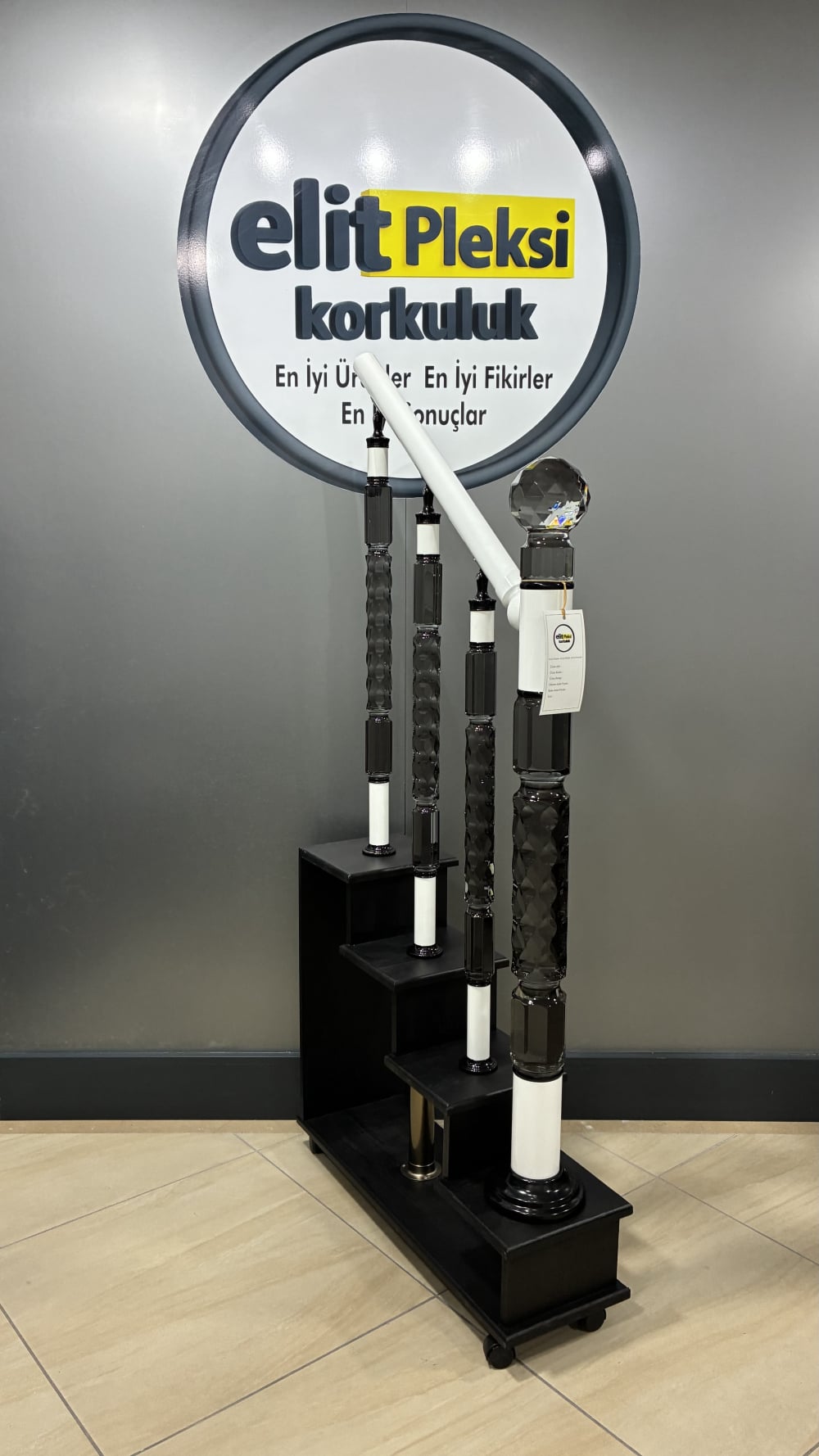 pleksi korkuluk, pleksi dikme, şeffaf küpeşte, kristal korkuluk, pleksi trabzan, merdiven korkuluğu, pleksi baba, ışıklı korkuluk, akrilik korkuluk, pleksi modelleri, lüks korkuluk, modern dikme, pleksi küpeşte, şeffaf trabzan, hava kabarcıklı dikme, pleksi fiyatları, pleksi montaj, merdiven dikmesi, dekoratif korkuluk, pleksi tasarım