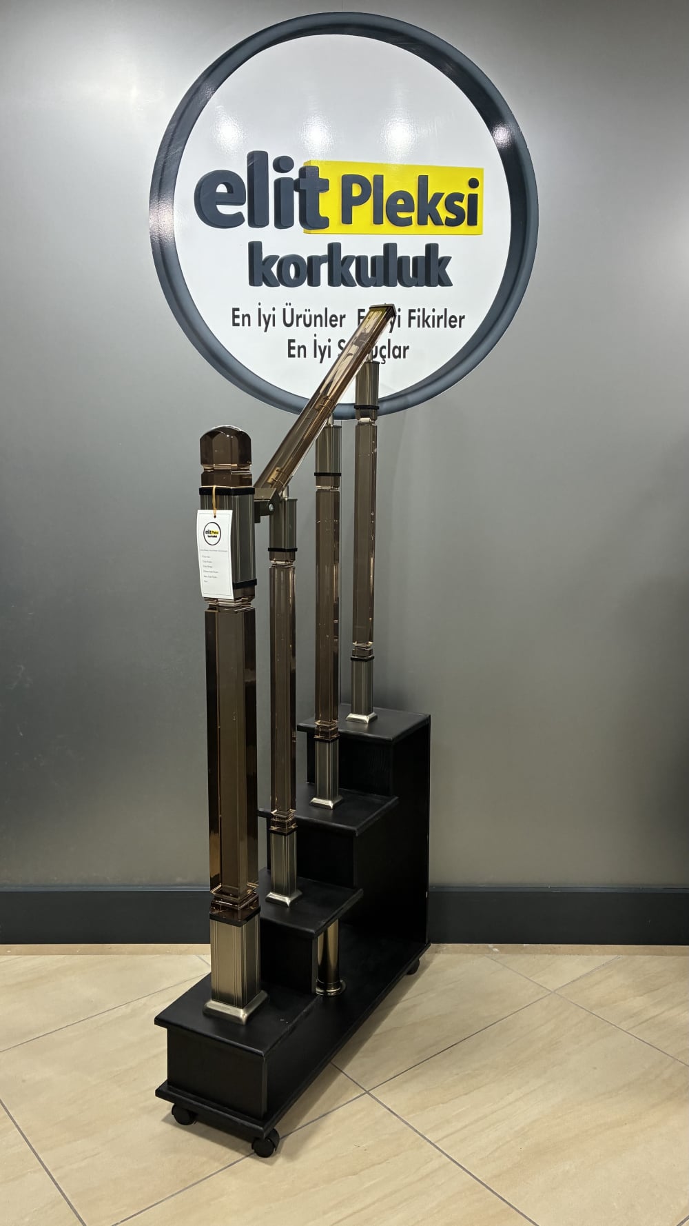 pleksi korkuluk, pleksi dikme, şeffaf küpeşte, kristal korkuluk, pleksi trabzan, merdiven korkuluğu, pleksi baba, ışıklı korkuluk, akrilik korkuluk, pleksi modelleri, lüks korkuluk, modern dikme, pleksi küpeşte, şeffaf trabzan, hava kabarcıklı dikme, pleksi fiyatları, pleksi montaj, merdiven dikmesi, dekoratif korkuluk, pleksi tasarım