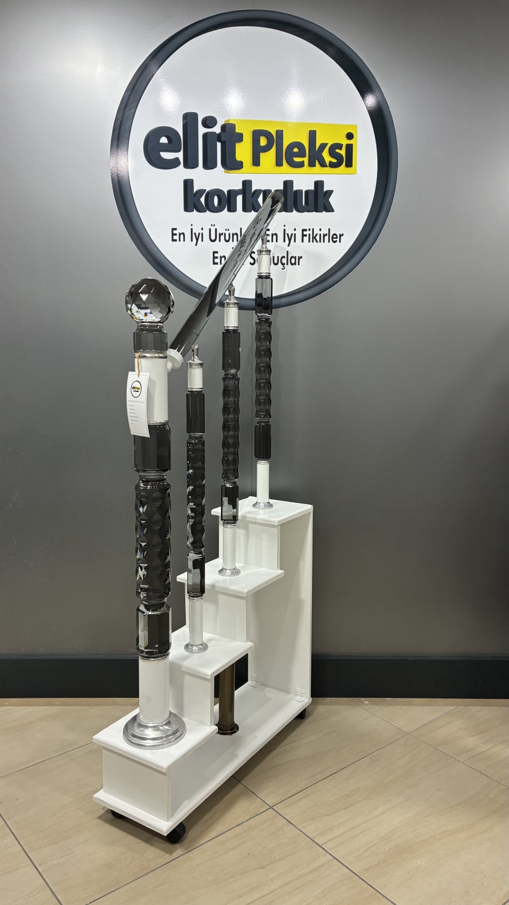 pleksi korkuluk, pleksi dikme, şeffaf küpeşte, kristal korkuluk, pleksi trabzan, merdiven korkuluğu, pleksi baba, ışıklı korkuluk, akrilik korkuluk, pleksi modelleri, lüks korkuluk, modern dikme, pleksi küpeşte, şeffaf trabzan, hava kabarcıklı dikme, pleksi fiyatları, pleksi montaj, merdiven dikmesi, dekoratif korkuluk, pleksi tasarım