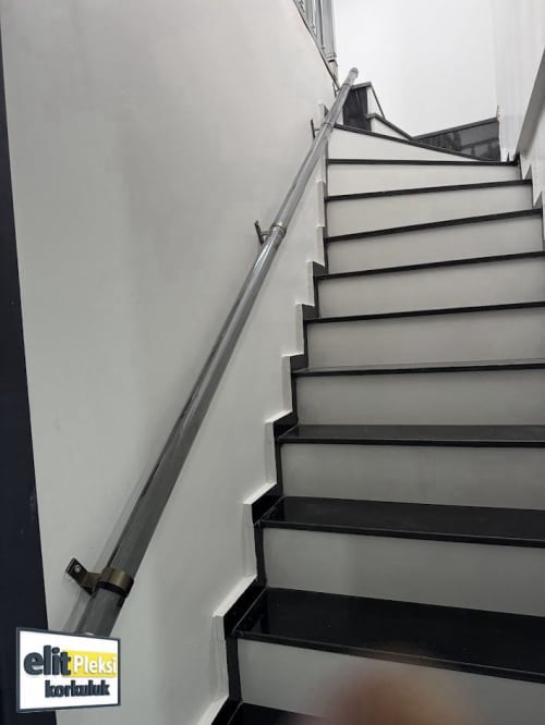 pleksi merdiven korkuluk, şeffaf merdiven korkuluğu, pleksi korkuluk modelleri, modern merdiven korkuluğu, pleksi merdiven küpeşte, cam görünümlü korkuluk, lüks merdiven korkuluğu, iç mekan pleksi korkuluk, merdiven korkuluk fiyatları, özel tasarım pleksi korkuluk